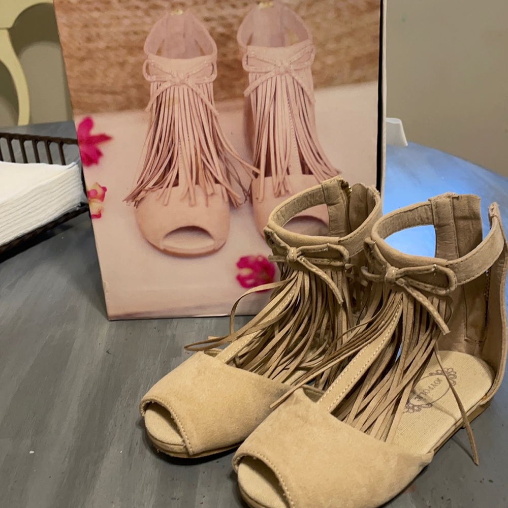 Joyfolie - Size 9 - Fringe Sandal - EUC